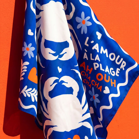 Foulard L'Amour à la Plage Soleil Mojito, gros plan motif crabes et cœurs bleu et blanc