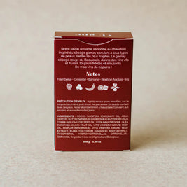 dos boîte avec un savon artisanal inspiré des cépages du vin rouge le gamay, subtil mélanges de vie et de vigne, avec des notes de framboise, groseille, banane, bonbon anglais et iris. les ingrédients et précautions d'emploi sont lisibles