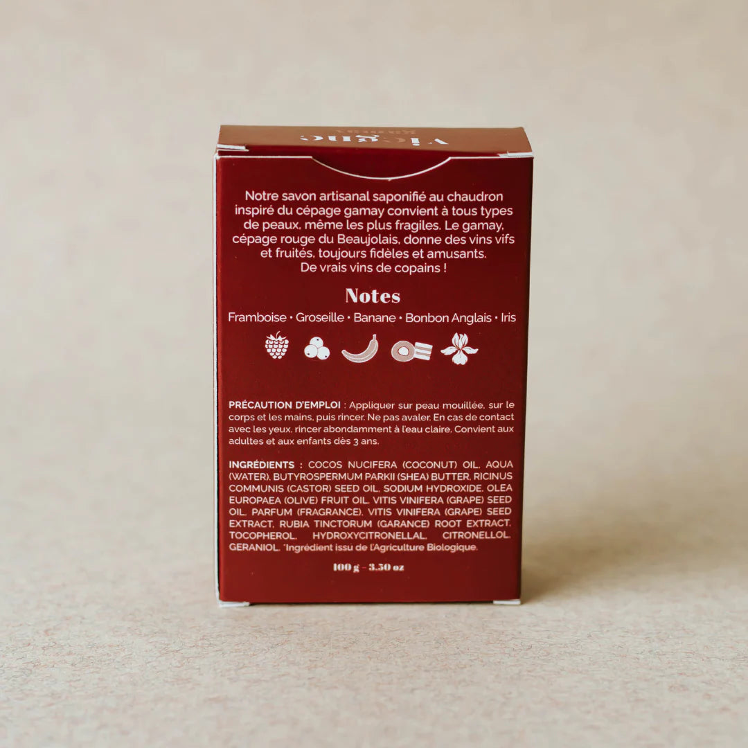 dos boîte avec un savon artisanal inspiré des cépages du vin rouge le gamay, subtil mélanges de vie et de vigne, avec des notes de framboise, groseille, banane, bonbon anglais et iris. les ingrédients et précautions d'emploi sont lisibles