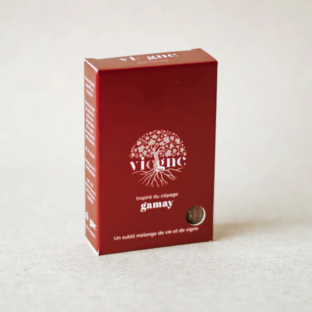 boîte avec un savon artisanal inspiré des cépages du vin rouge le gamay, subtil mélanges de vie et de vigne