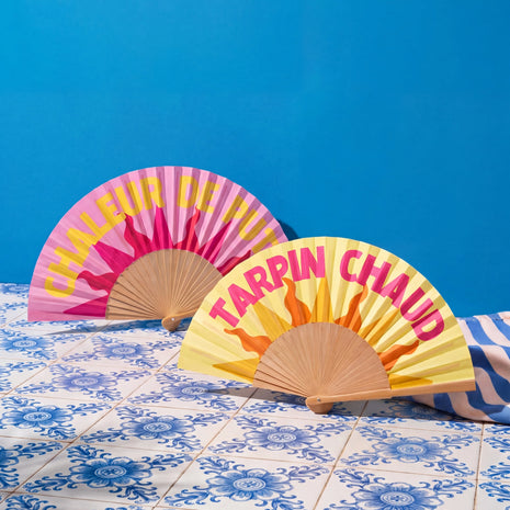 Éventails Tarpin Chaud et Chaleur de Pute Soleil Mojito posés sur carrelage bleu, collection été